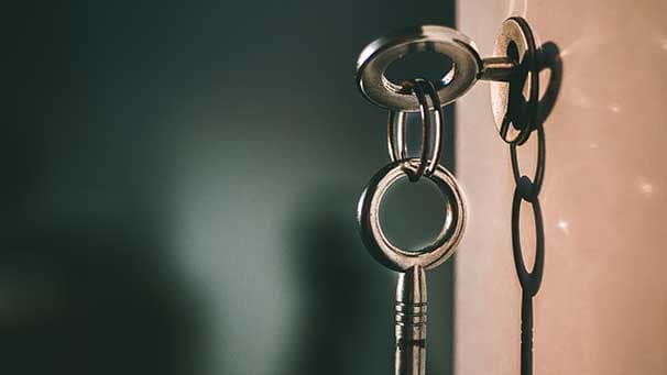 Schlüssel steckt in einem Schloss.