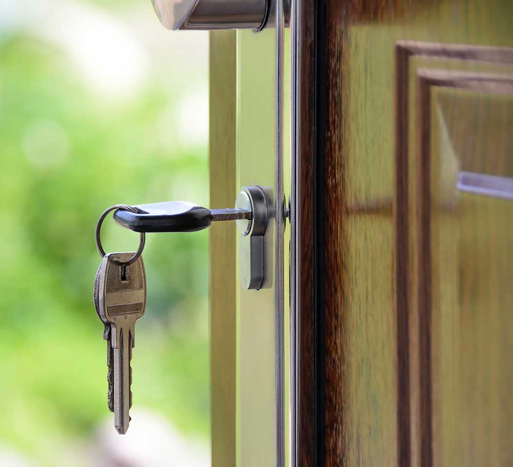 Schlüssel steckt in einer geöffnet Tür.